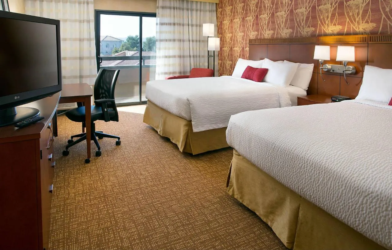 Courtyard By Marriott Phoenix Airport 3*,