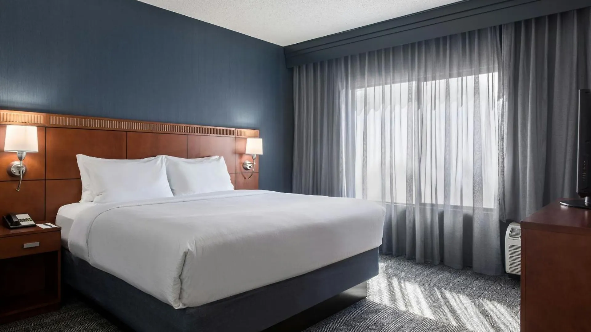 Courtyard By Marriott Phoenix Airport